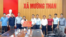 Xã Tú Lệ trao 70 triệu đồng hỗ trợ người dân Mường Than khắc phục hậu quả mưa lũ