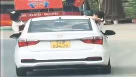 Lào Cai: Một lái xe bị xử phạt vì để trẻ em đu bám cửa xe khi phương tiện đang chạy 