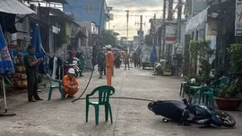 Dây điện đứt rơi xuống đường làm 2 người bị thương nặng