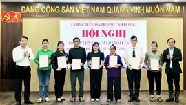 Phường Cam Đường: Trao Giấy chứng nhận quyền sử dụng đất theo quy trình "5 tại chỗ"