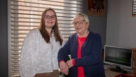 Khi người trẻ dạy ông bà bước vào thế giới số