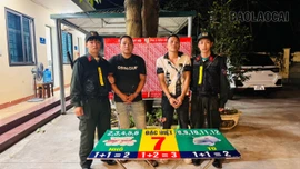 Bắt giữ 2 đối tượng đánh bạc dưới hình thức trò chơi phi tiêu tại hội chợ 