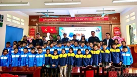 Trường THPT Xa La và Nhóm thiện nguyện Cơm Nắm trao tặng 1.000 suất quà cho học sinh xã Tả Củ Tỷ