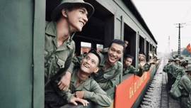 Phim 'Mưa đỏ' vượt mốc doanh thu 465 tỷ đồng, thiết lập hàng loạt kỷ lục