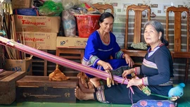 Người giữ nghề dệt thổ cẩm truyền thống Xơ Đăng