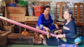 Người giữ nghề dệt thổ cẩm truyền thống Xơ Đăng