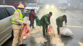 Công an phường Sa Pa kịp thời dọn dầu nhớt đổ loang trên đường, bảo đảm an toàn giao thông