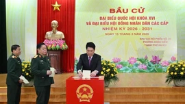 Chủ tịch nước Lương Cường bỏ phiếu tại khu vực bỏ phiếu số 26, phường Hoàn Kiếm, Hà Nội