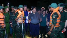 Thủ tướng Phạm Minh Chính kiểm tra công tác ứng phó mưa lũ tại vùng ven sông của Hà Nội