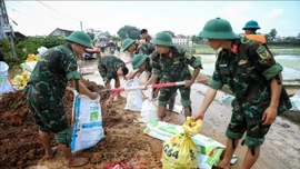 Hỗ trợ, ứng cứu người dân khỏi các vùng ngập lụt