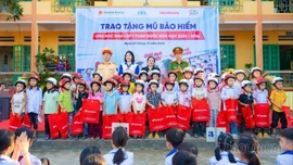 Trao tặng 112 mũ bảo hiểm cho học sinh lớp 1 Trường Tiểu học và THCS Đông Cuông