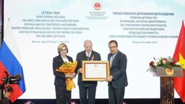 Trao tặng Huân chương Hữu nghị cho người bạn Nga của Việt Nam