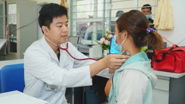 Giữ chân bác sĩ công: Cần đột phá đãi ngộ và môi trường làm việc