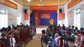 Tuyên truyền, ký cam kết và trao tặng áo phao cho người điều khiển phương tiện thủy dân sinh