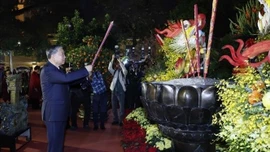 Tổng Bí thư Tô Lâm dâng hương tại tượng đài Vua Lý Thái Tổ