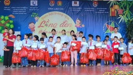 Mang Trung thu ấm áp đến với thiếu nhi vùng lũ Việt Hồng
