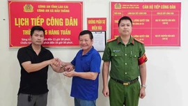 Công an xã Bảo Thắng phối hợp cùng người dân trao trả 5 chỉ vàng cho người đánh rơi
