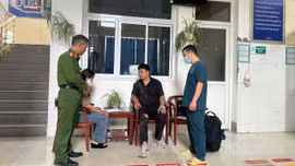 Công an xã Tả Phìn kịp thời hỗ trợ du khách nước ngoài bị tai nạn trên đèo