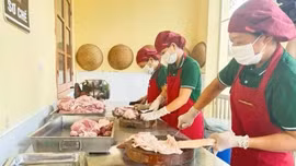 Thịt lợn bệnh "lọt" vào trường học: Bộ Y tế yêu cầu kiểm tra, giám sát bếp ăn