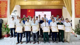 Đảng bộ xã Xuân Ái tổ chức lễ trao Huy hiệu Đảng đợt 19/5