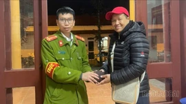 Công an phường Sa Pa liên tiếp bàn giao tài sản cho người đánh rơi