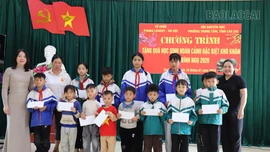 Trao 50 suất quà cho học sinh có hoàn cảnh khó khăn trên địa bàn phường Trung Tâm