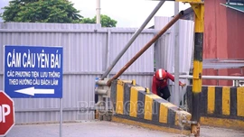 Cảnh báo tình trạng học sinh, người dân cố tình chui rào chắn đi bộ qua cầu Yên Bái