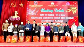 Trao tặng gần 50 triệu đồng cho người nghèo xã Xuân Hòa