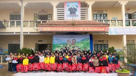 Nhóm thanh niên tình nguyện JUNKO Đà Nẵng tặng quà Tết cho hộ nghèo, học sinh xã Dền Sáng