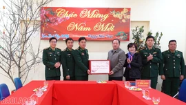 Phó Chủ tịch HĐND tỉnh Lý Bình Minh kiểm tra công tác trực Tết và tặng quà tại xã A Mú Sung