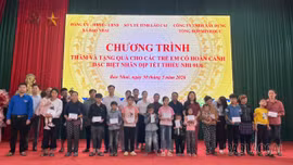 Trao tặng 20 suất quà cho trẻ em hoàn cảnh đặc biệt nhân ngày 01/6