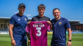 Alex Van-Tam: Hậu vệ trái gốc Việt đang tỏa sáng tại Anh