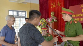 Công an xã Đông Cuông vận động thu hồi nhiều vũ khí tự chế 