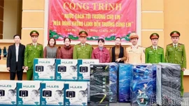 Công an xã Văn Bàn và Đội Cảnh sát giao thông đường bộ số 2 trao quà cho các trường vùng khó khăn