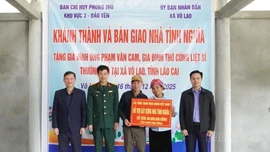 Ban Chỉ huy Phòng thủ khu vực 3 - Bảo Yên trao nhà tình nghĩa ở xã Võ Lao