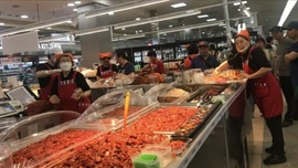 Hàn Quốc phát tiền cho dân để kích thích tiêu dùng