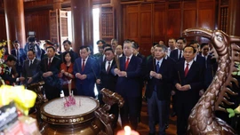 Tổng Bí thư Tô Lâm dâng hương tưởng niệm Chủ tịch Hồ Chí Minh tại Nghệ An