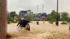 Mưa lũ ở Trung Bộ làm 14 người chết và mất tích