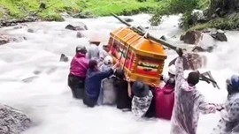 Mưa kỷ lục ở miền Trung, cao nhất lịch sử Việt Nam, tiệm cận mốc thế giới