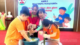 Trường Tiểu học Lê Văn Tám tổ chức hoạt động ngoại khóa "Khám phá ẩm thực dân gian: Cơm lam truyền thống"