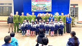 Ấm áp chương trình tình nguyện “Áo ấm cho em” tại xã Gia Phú