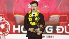 Hoàng Đức lần thứ ba nhận danh hiệu Quả bóng Vàng Việt Nam