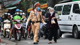 Pháp luật quy định như thế nào về người đi bộ; trẻ em, phụ nữ mang thai, người già yếu, người khuyết tật khi tham gia giao thông đường bộ?