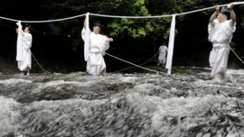 Thay dây thừng thiêng để cầu chúc may mắn dịp năm mới ở Nhật Bản