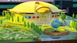 Mô hình Trung tâm Triển lãm Việt Nam làm từ 510kg xôi, đậu xác lập kỷ lục Việt Nam