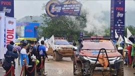 Khai mạc giải đua ô tô địa hình lớn nhất từ trước tới nay