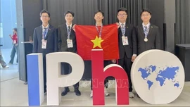 Tự hào cờ đỏ sao vàng tại lễ bế mạc Olympic Vật lý Quốc tế 2025