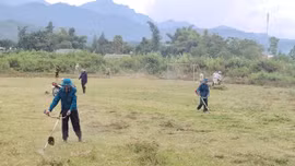 Tổ dân phố Sà Rèn chỉnh trang sân bóng, sẵn sàng đón các đội bóng VTV Cup 2026 về tập luyện