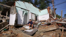 11 ngày đêm miền Trung vật lộn với lũ, sạt lở và bão tàn phá