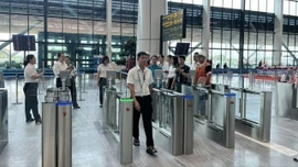 Từ tháng 9/2025, ứng dụng VNeID và công nghệ sinh trắc học sẽ được triển khai trên toàn bộ hệ thống sân bay quốc gia